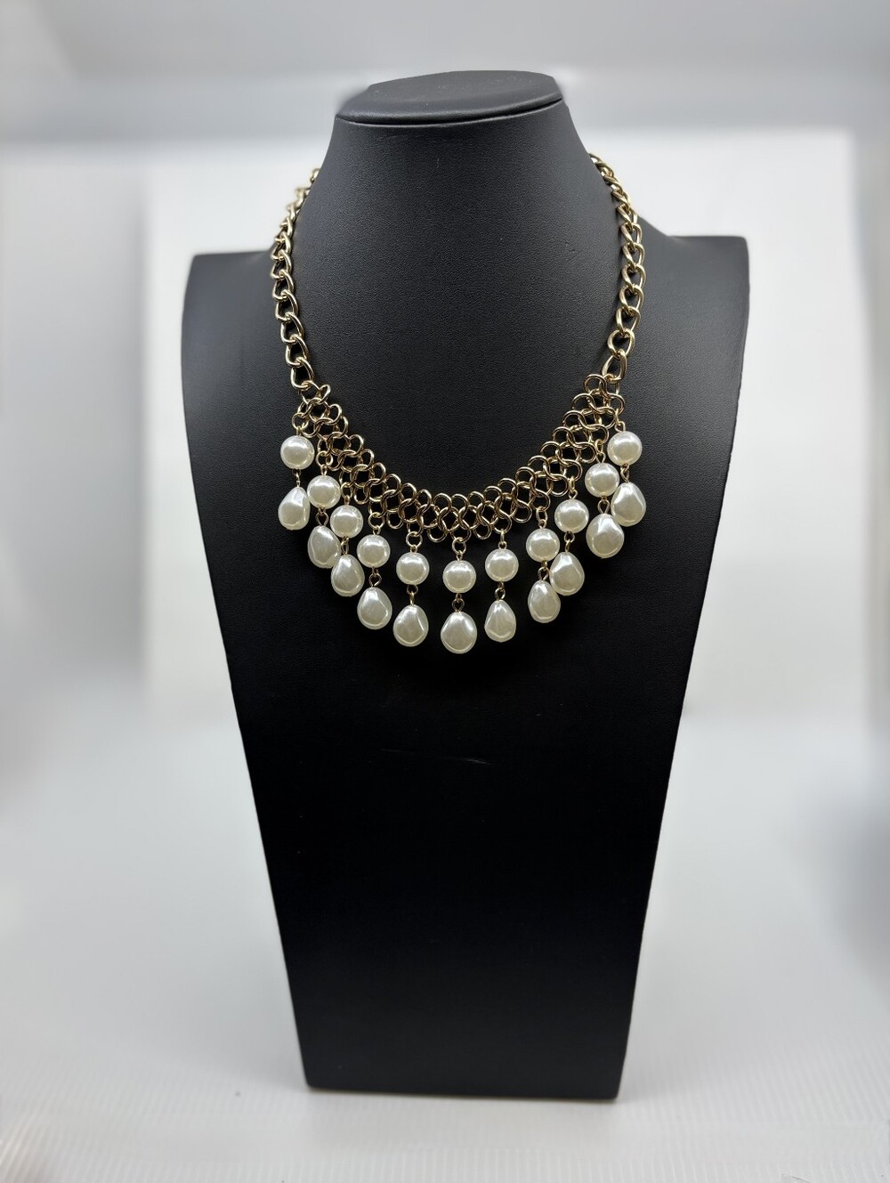 Pearly White Necklace - Picture 4 of 8
